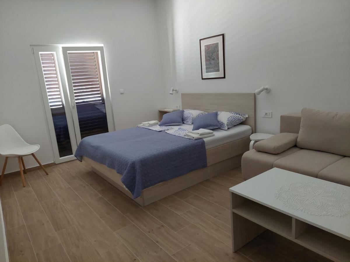 Apartments Dora, With A Beautiful View Of The Bay, Near The Sea And Center Vrboska Eksteriør bilde