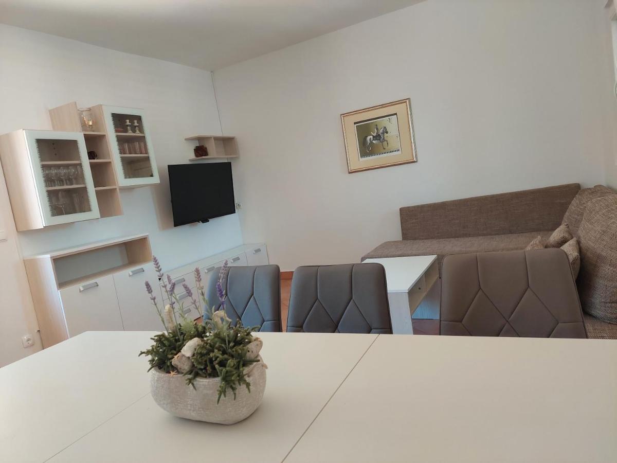 Apartments Dora, With A Beautiful View Of The Bay, Near The Sea And Center Vrboska Eksteriør bilde