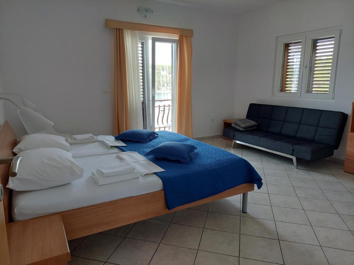 Apartments Dora, With A Beautiful View Of The Bay, Near The Sea And Center Vrboska Eksteriør bilde
