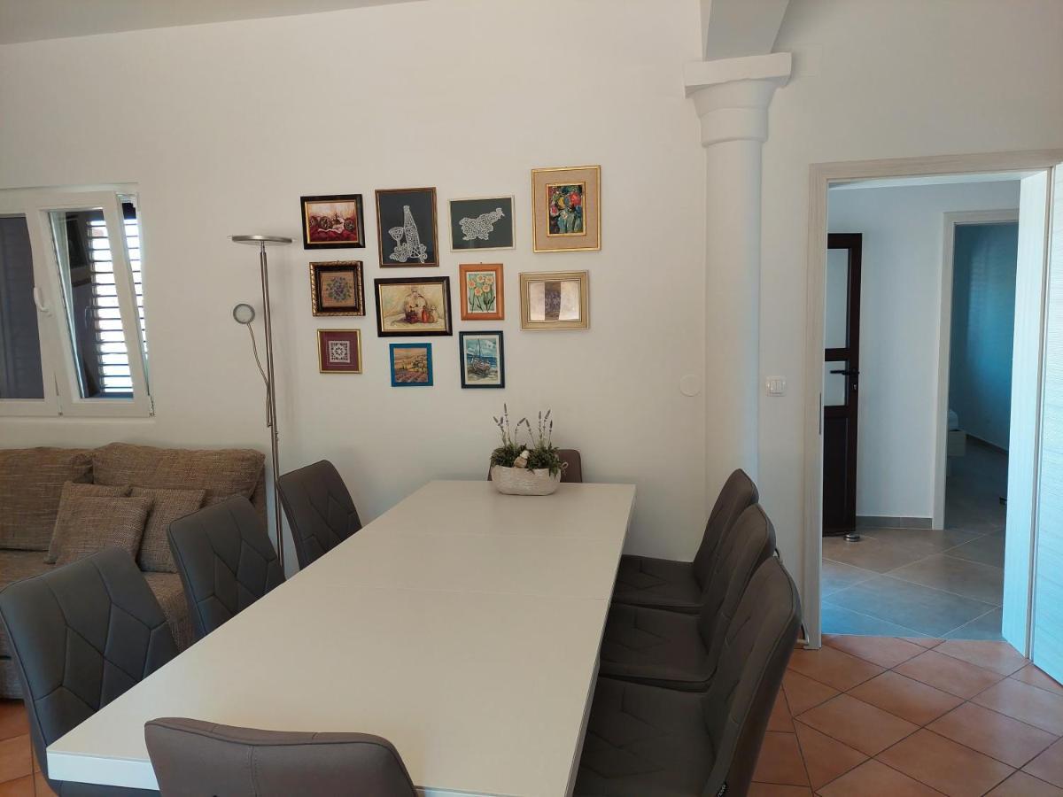 Apartments Dora, With A Beautiful View Of The Bay, Near The Sea And Center Vrboska Eksteriør bilde