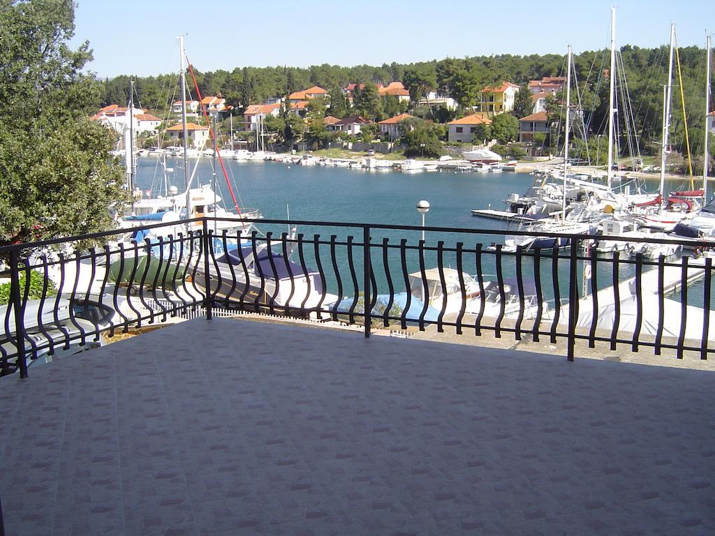 Apartments Dora, With A Beautiful View Of The Bay, Near The Sea And Center Vrboska Eksteriør bilde