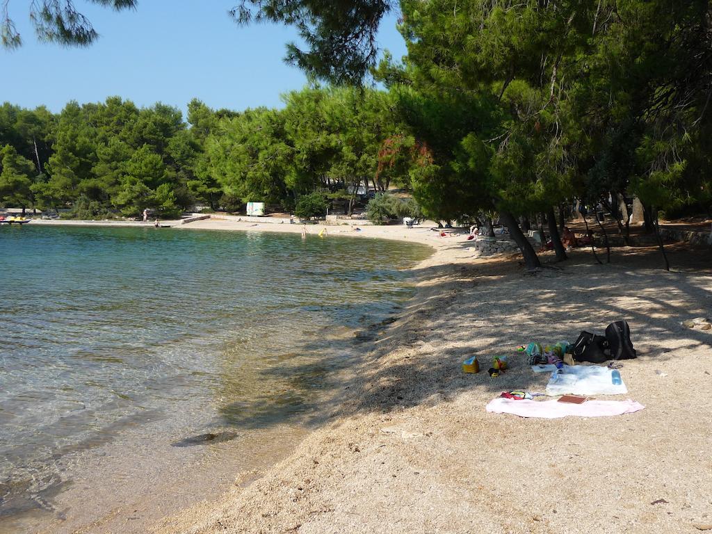 Apartments Dora, With A Beautiful View Of The Bay, Near The Sea And Center Vrboska Eksteriør bilde