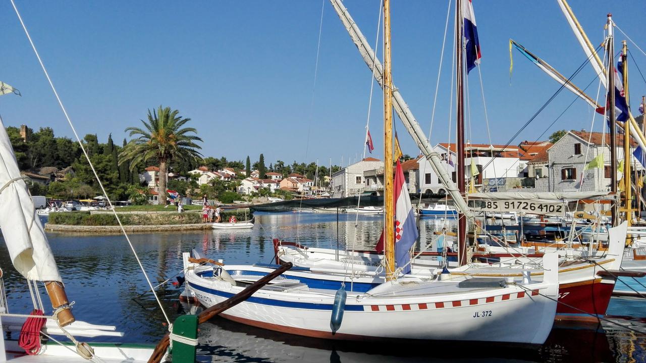Apartments Dora, With A Beautiful View Of The Bay, Near The Sea And Center Vrboska Eksteriør bilde